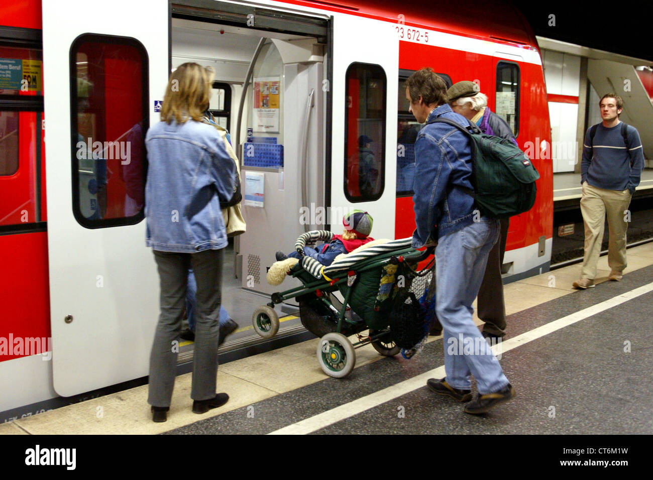 Muenchen, les passagers du train lors de l'embarquement Banque D'Images