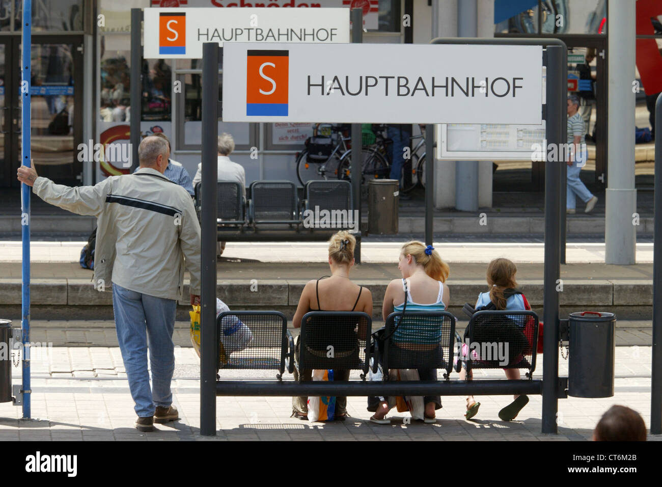 Sarrebruck, les voyageurs d'attente à la gare principale Banque D'Images