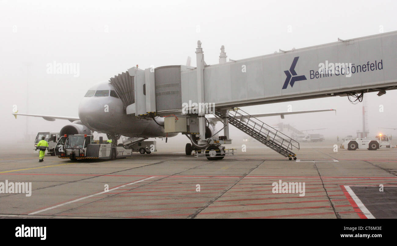 L'aéroport de Schoenefeld, un avion sur la piste Banque D'Images