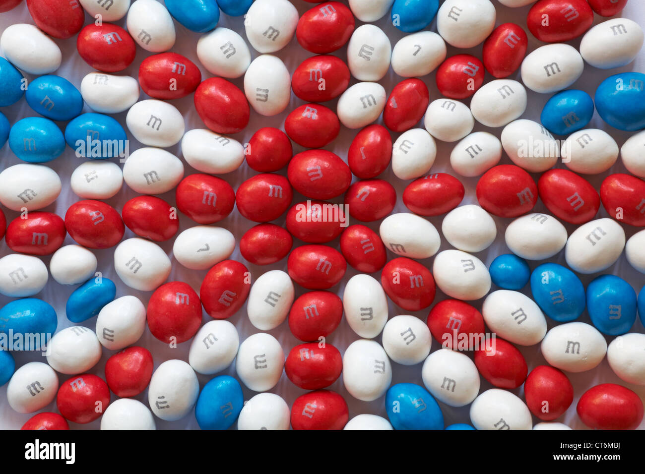 Rouge Blanc et bleu peanut M&Ms bonbons disposés en Union Jack Banque D'Images