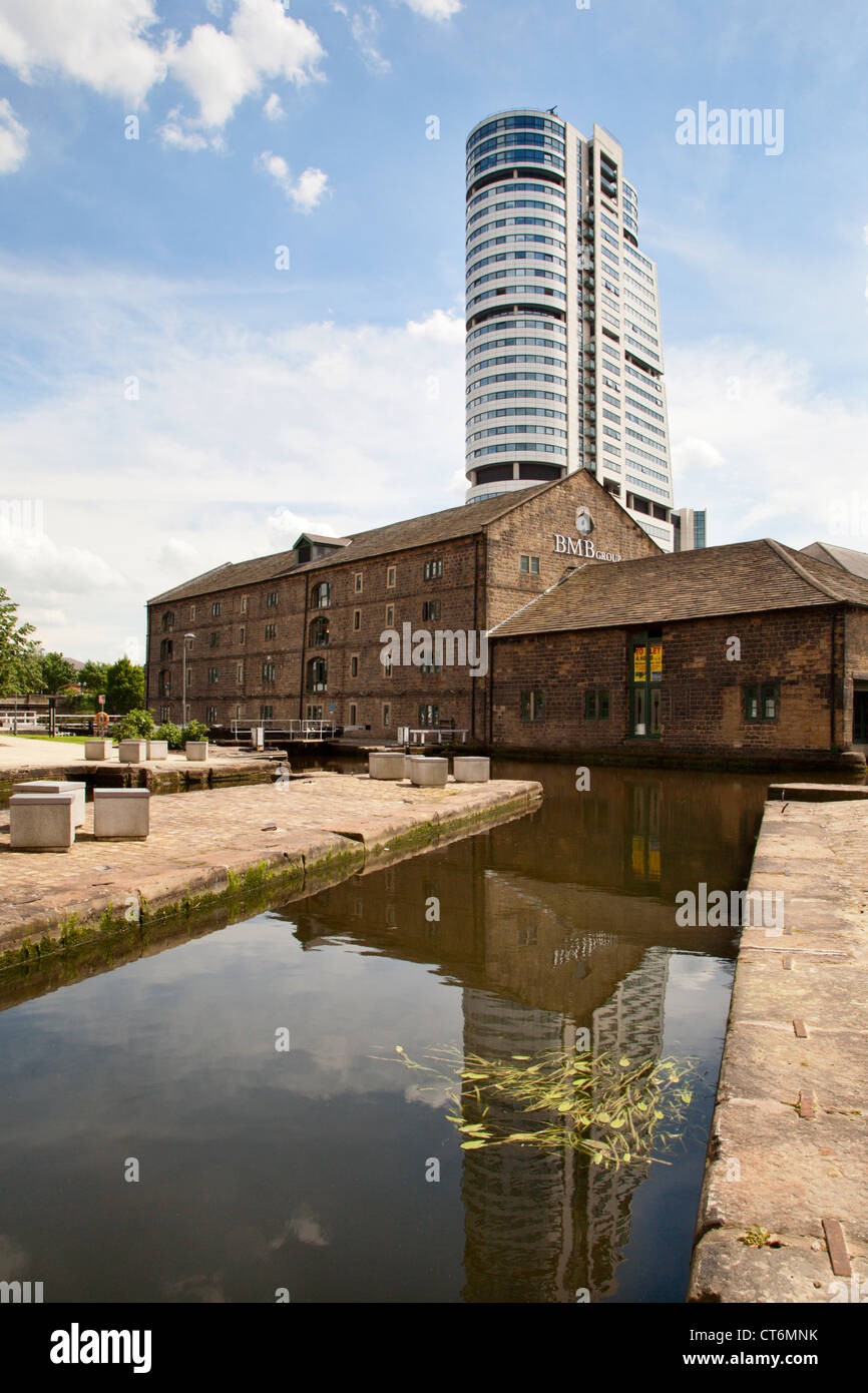 Bridgewater Tower reflète dans le grenier Wharf Leeds West Yorkshire UK Banque D'Images