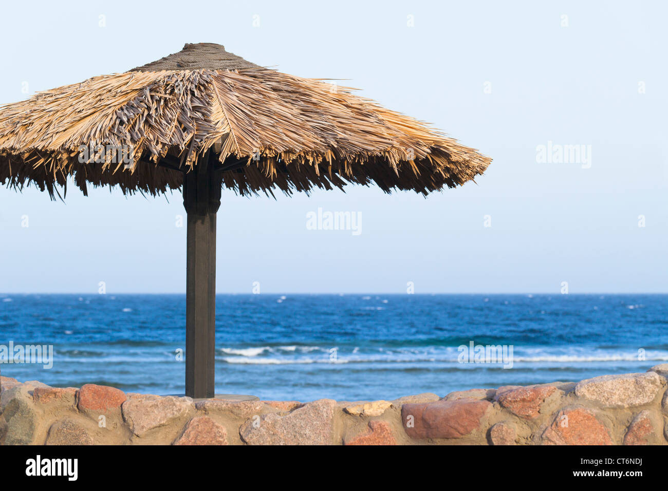Des parasols de plage, Dahab, Egypte Banque D'Images