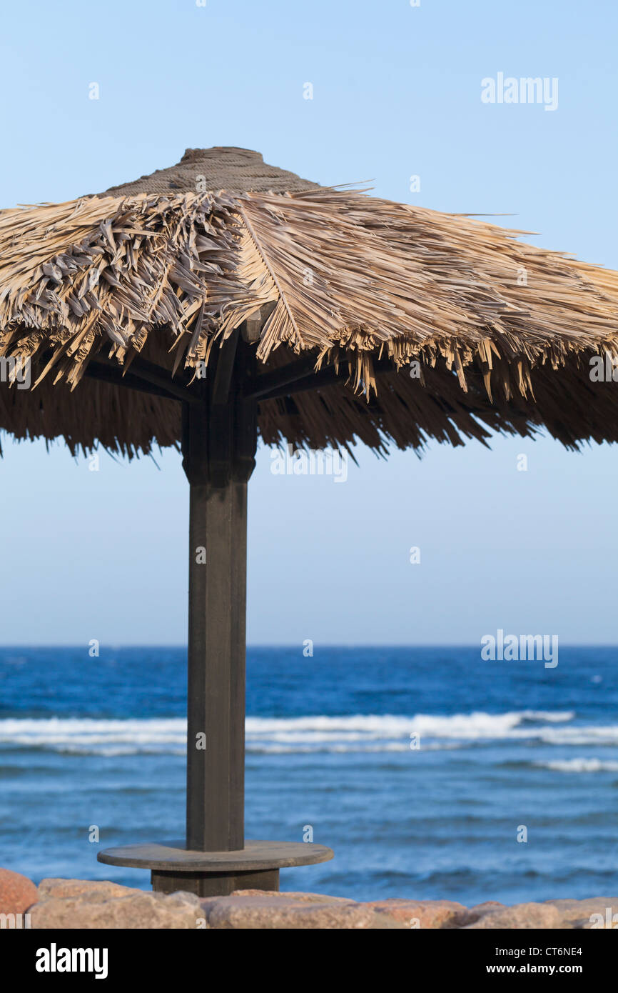 Des parasols de plage, Dahab, Egypte Banque D'Images