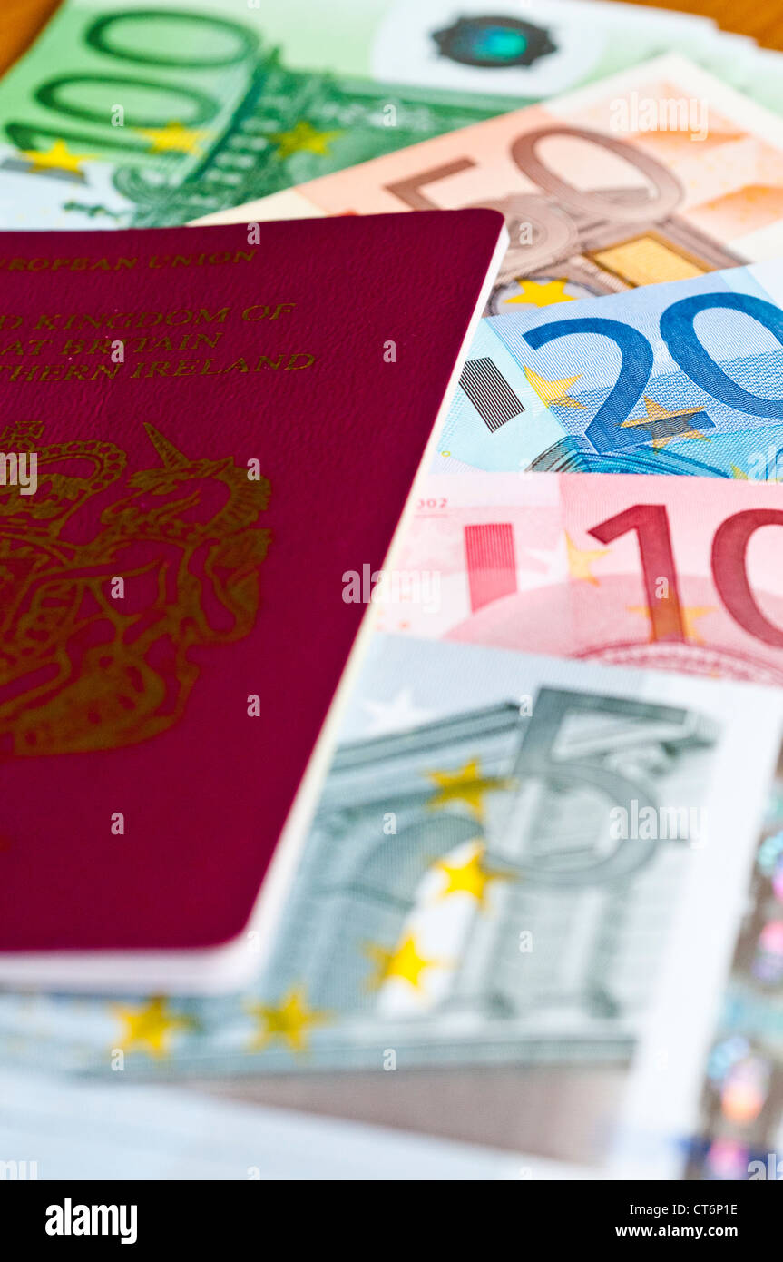 Passeport britannique et des billets de banque en euro Banque D'Images