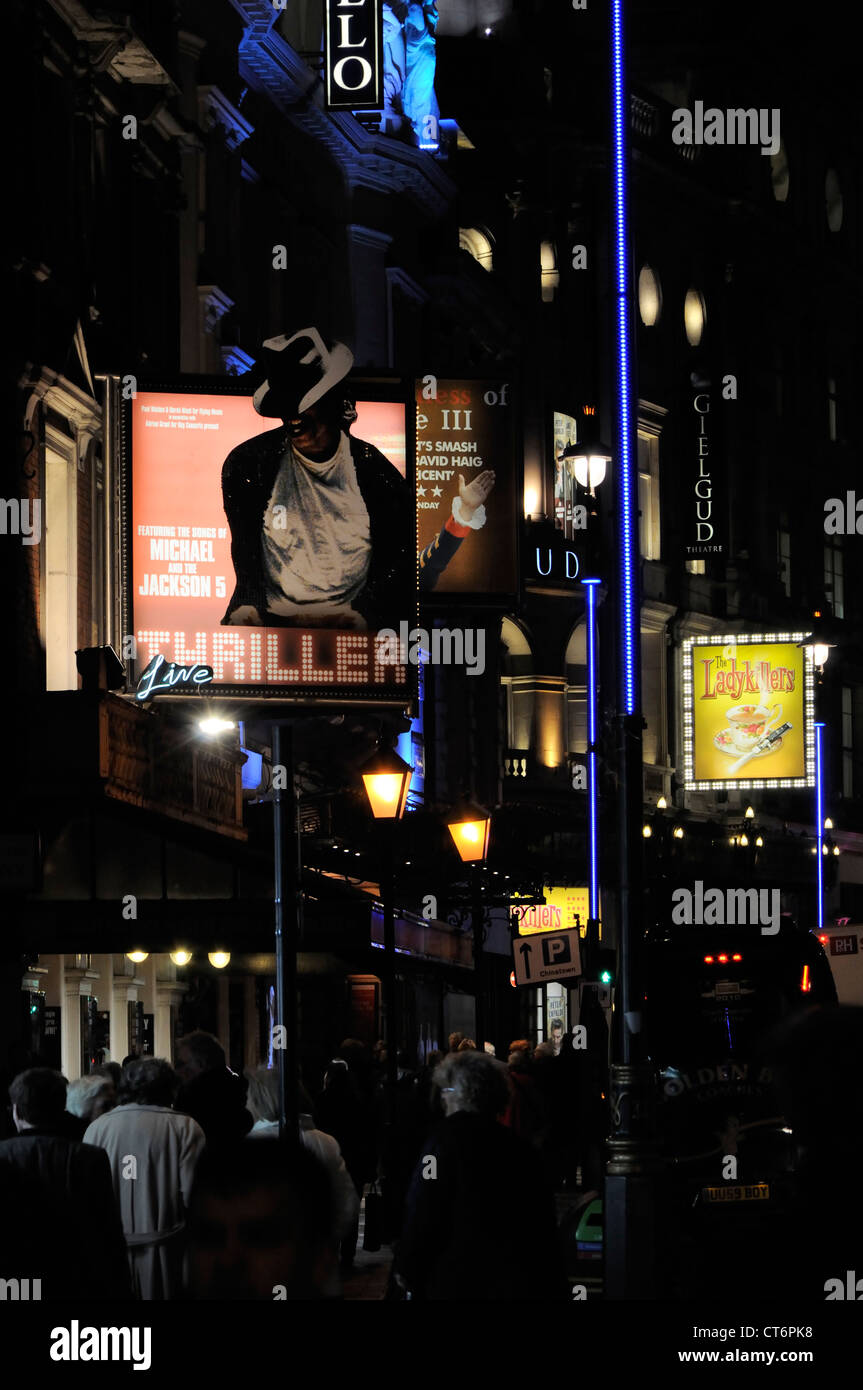Affichage à l'extérieur de l'Apollo et Gielgud cinémas sur Shaftesbury Avenue, Londres. Banque D'Images