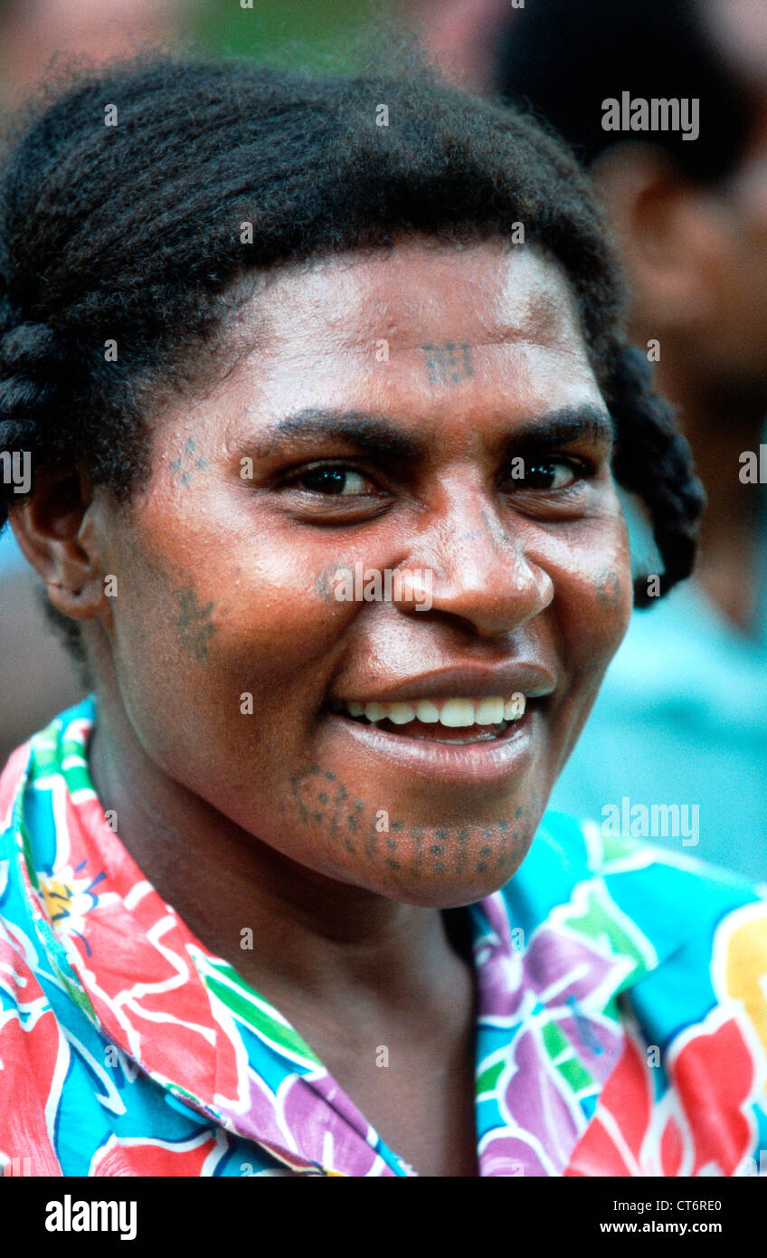 Femme avec des tatouages faciaux du Gabusi, tribu Kiunga, Province de l'Ouest, la Papouasie-Nouvelle-Guinée Banque D'Images