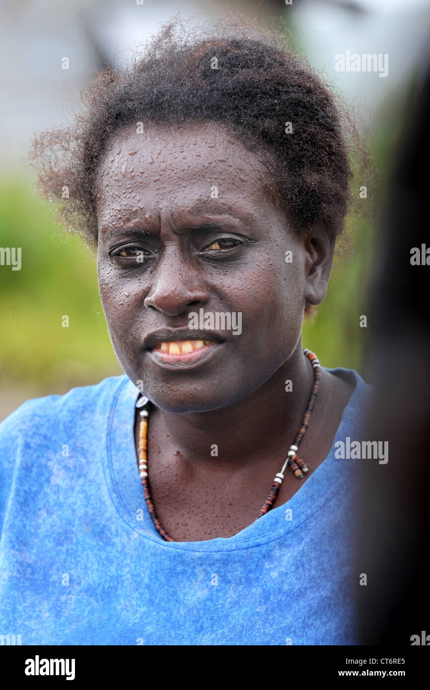 Scepticisme à la femme avec des gouttes de pluie sur son visage. L'île de Bougainville, en Papouasie-Nouvelle-Guinée Banque D'Images
