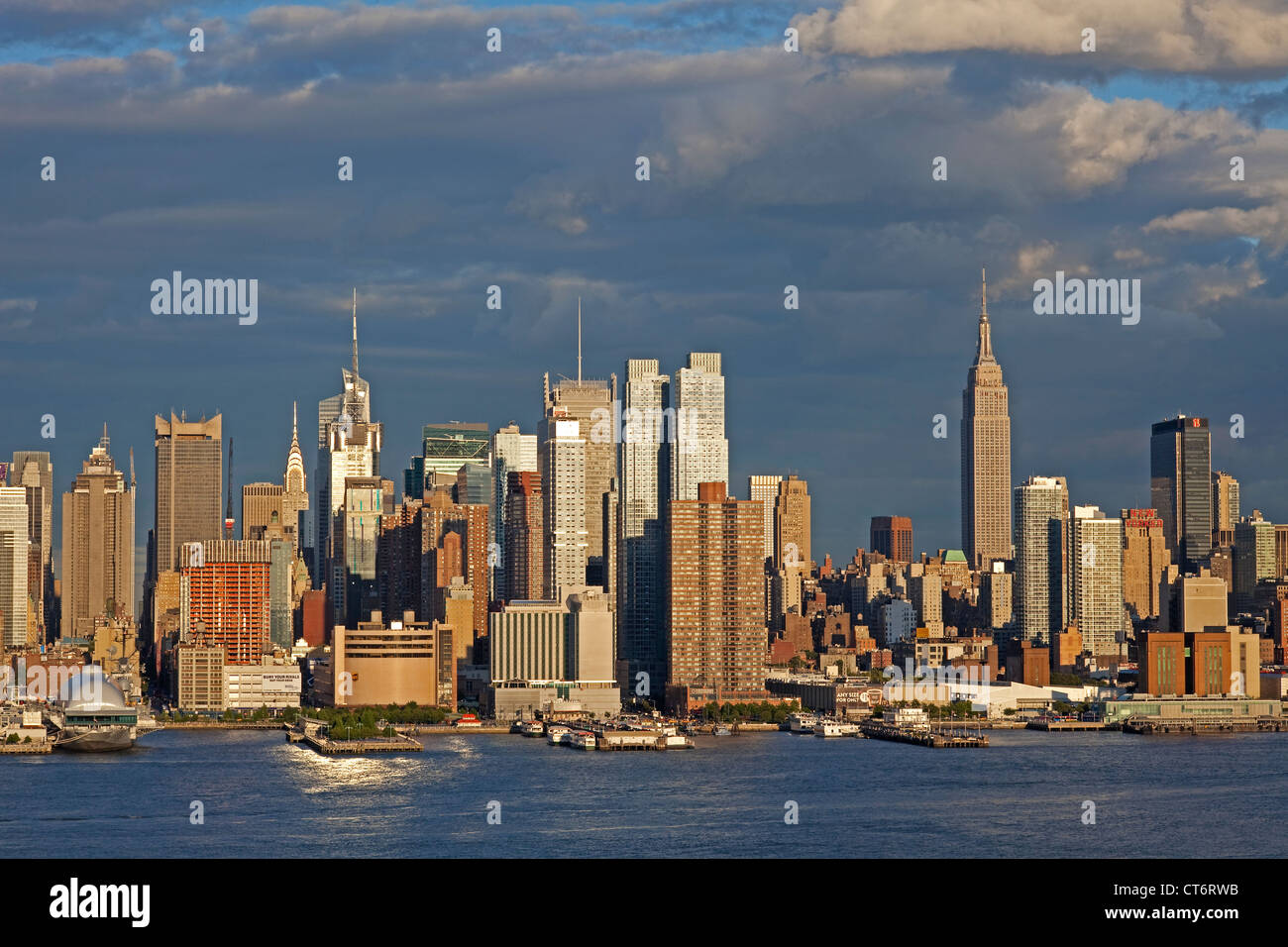Photographie couleur de la Midtown Manhattan, New York City skyline at sunset avec le fleuve Hudson vu de New Jersey. Banque D'Images