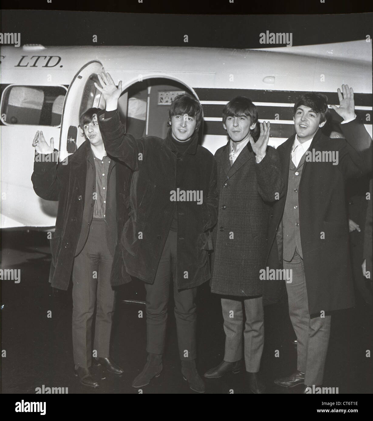 003274 - Les Beatles à l'aéroport de Prestwick, en Ecosse en 1964 Banque D'Images