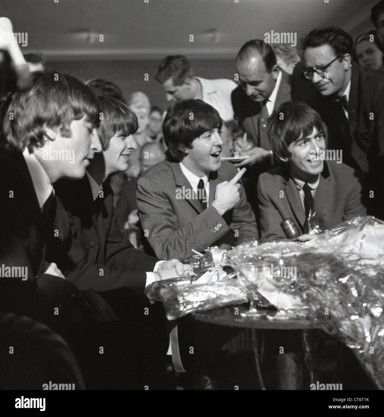 002744 - Les Beatles lors d'une conférence de presse à l'aéroport de Speke 10 Juillet 1964 Banque D'Images