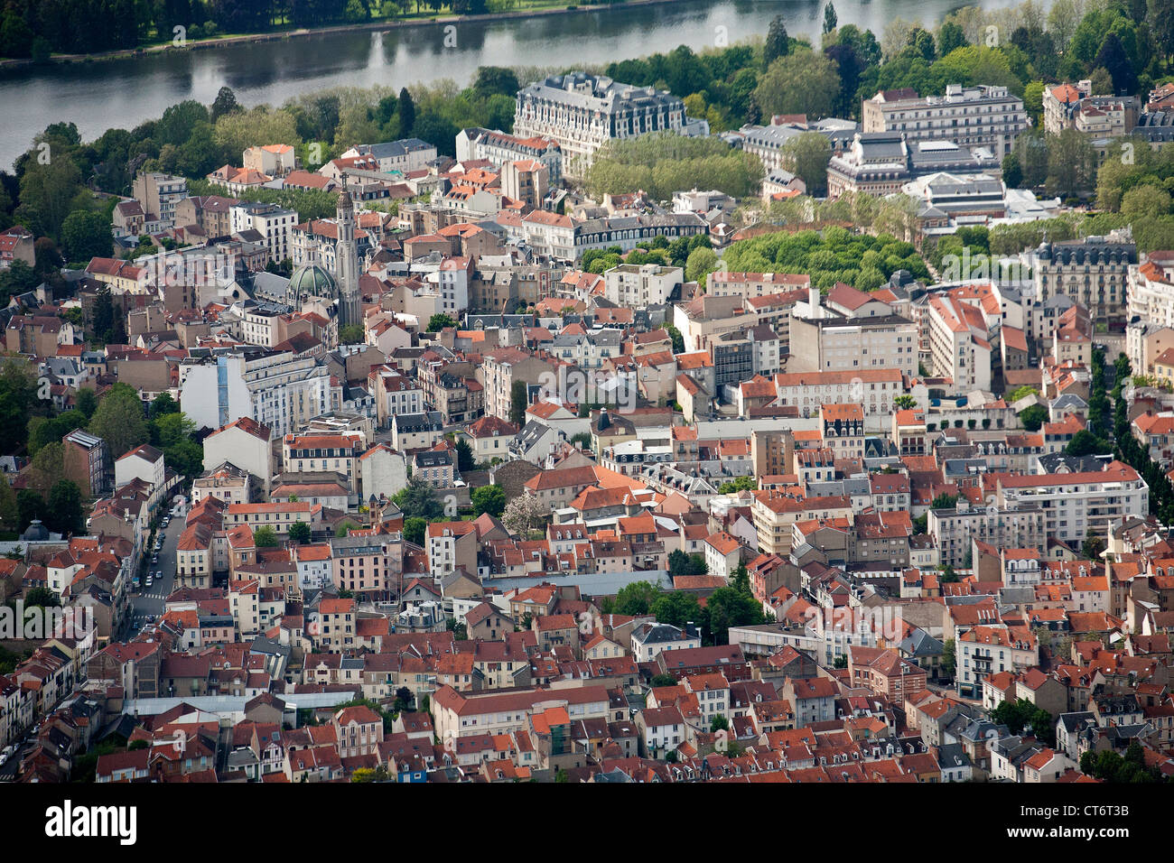 Une vue aérienne de Vichy (Allier - Auvergne - France). Au-dessus de Vichy. Banque D'Images