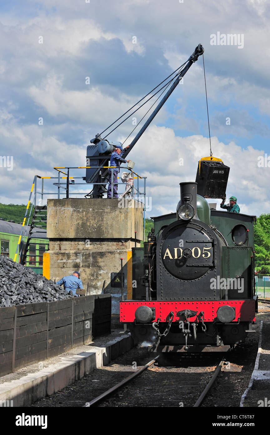 Le chargement par grue le charbon comme combustible pour train à vapeur au dépôt du Chemin de fer à vapeur des Trois Vallées à Mariembourg, Belgique Banque D'Images