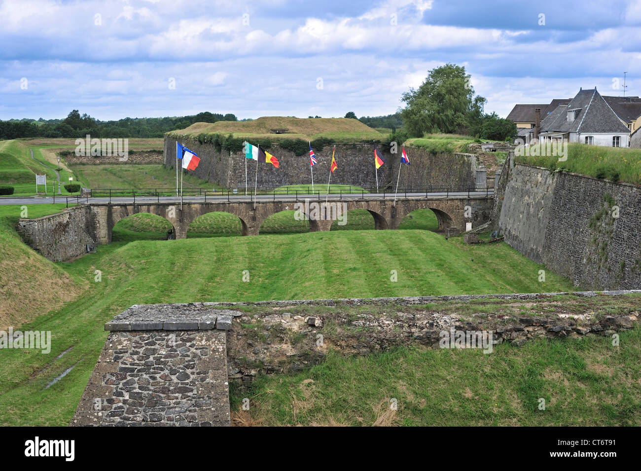 Bridge et remparts de la ville fortifiée Rocroi / Rocroy, Ardennes, France Banque D'Images