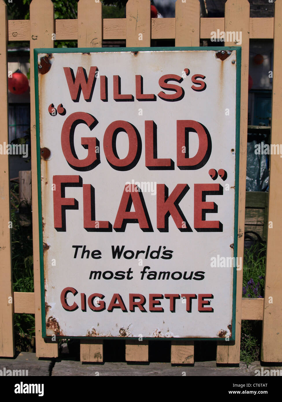 Vintage metal enseigne publicitaire pour Wills's Gold Flake Cigarettes, UK Banque D'Images