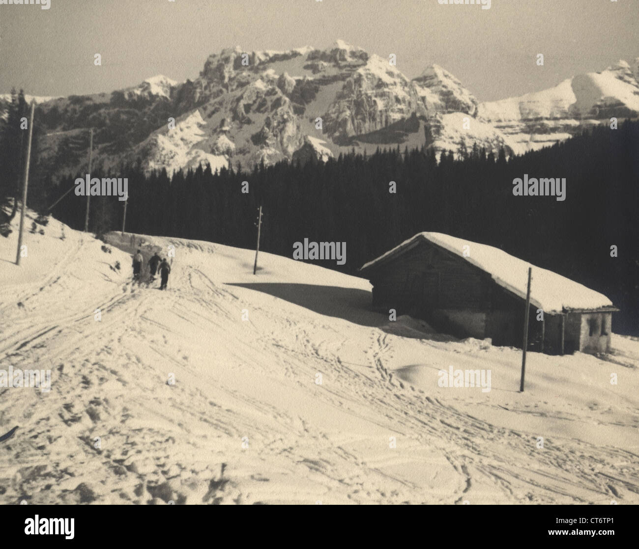 Madonna di Campiglio, Italie -skieurs le long d'un chemin avec hiver neige paysage alpin,1937 Banque D'Images