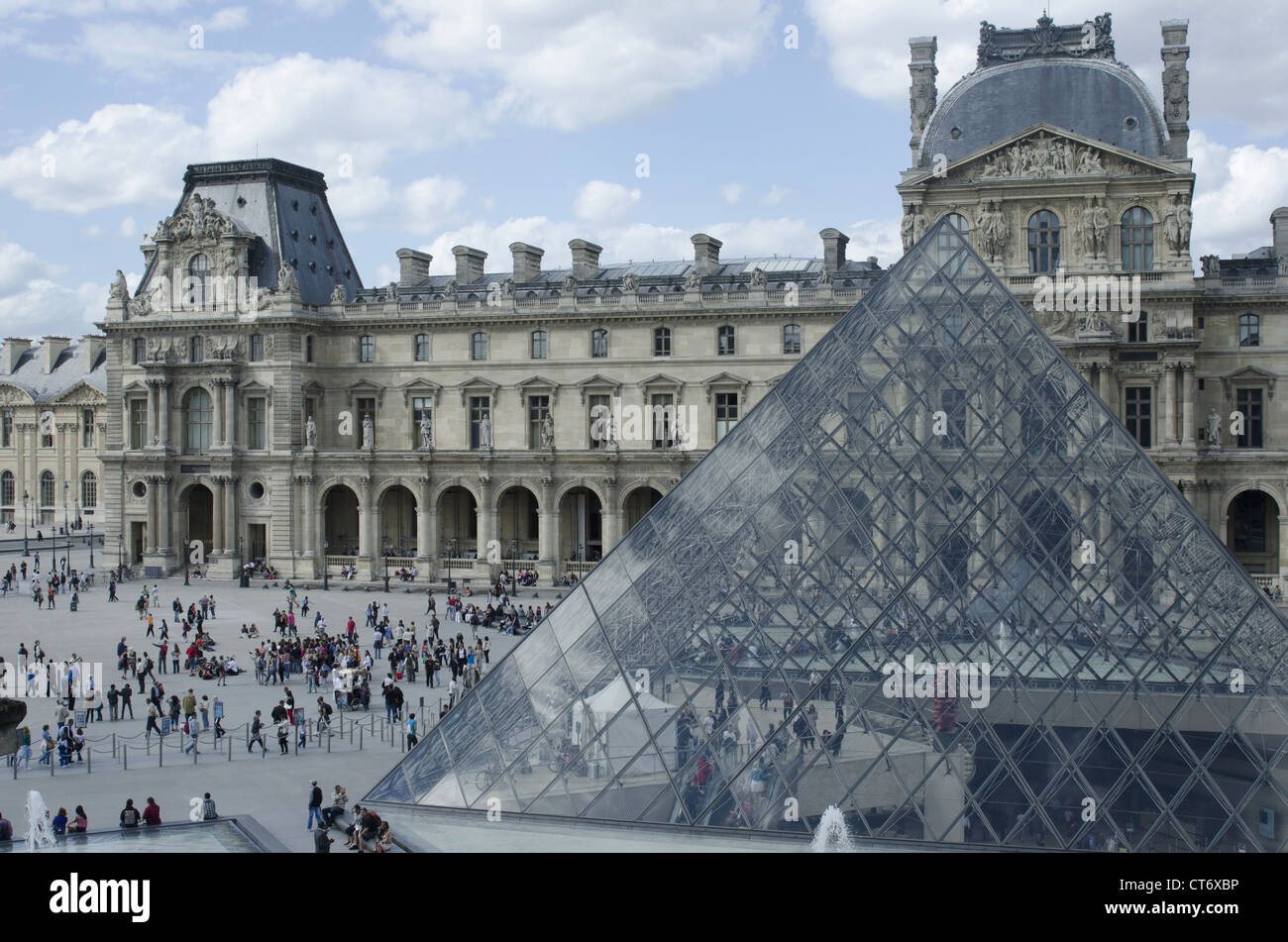 Le Louvre ou le musée du Louvre avec sa pyramide de verre, Paris, France Banque D'Images