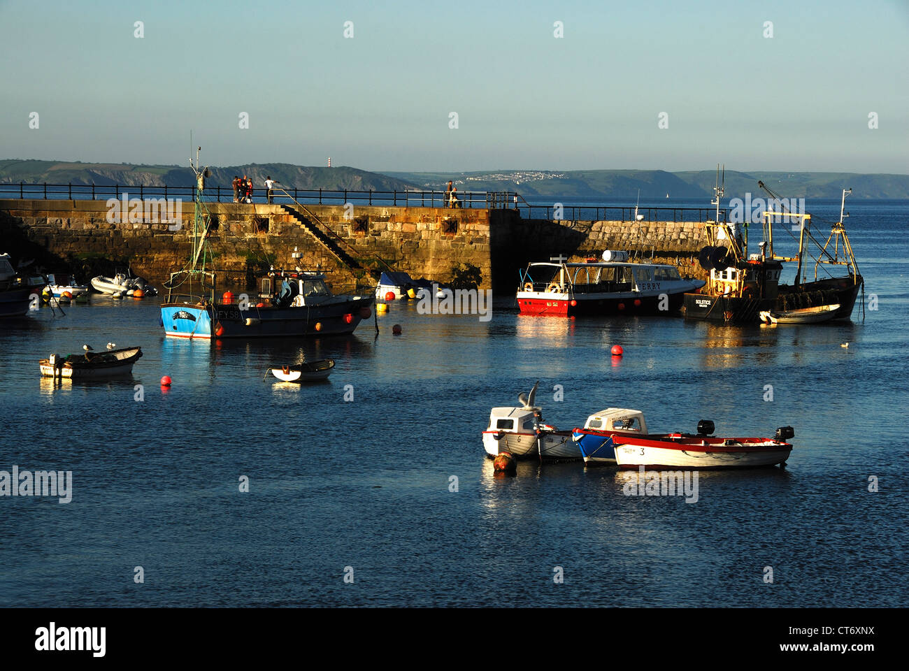 Bateaux dans le joli port de Mevagissey Cornwall UK Banque D'Images