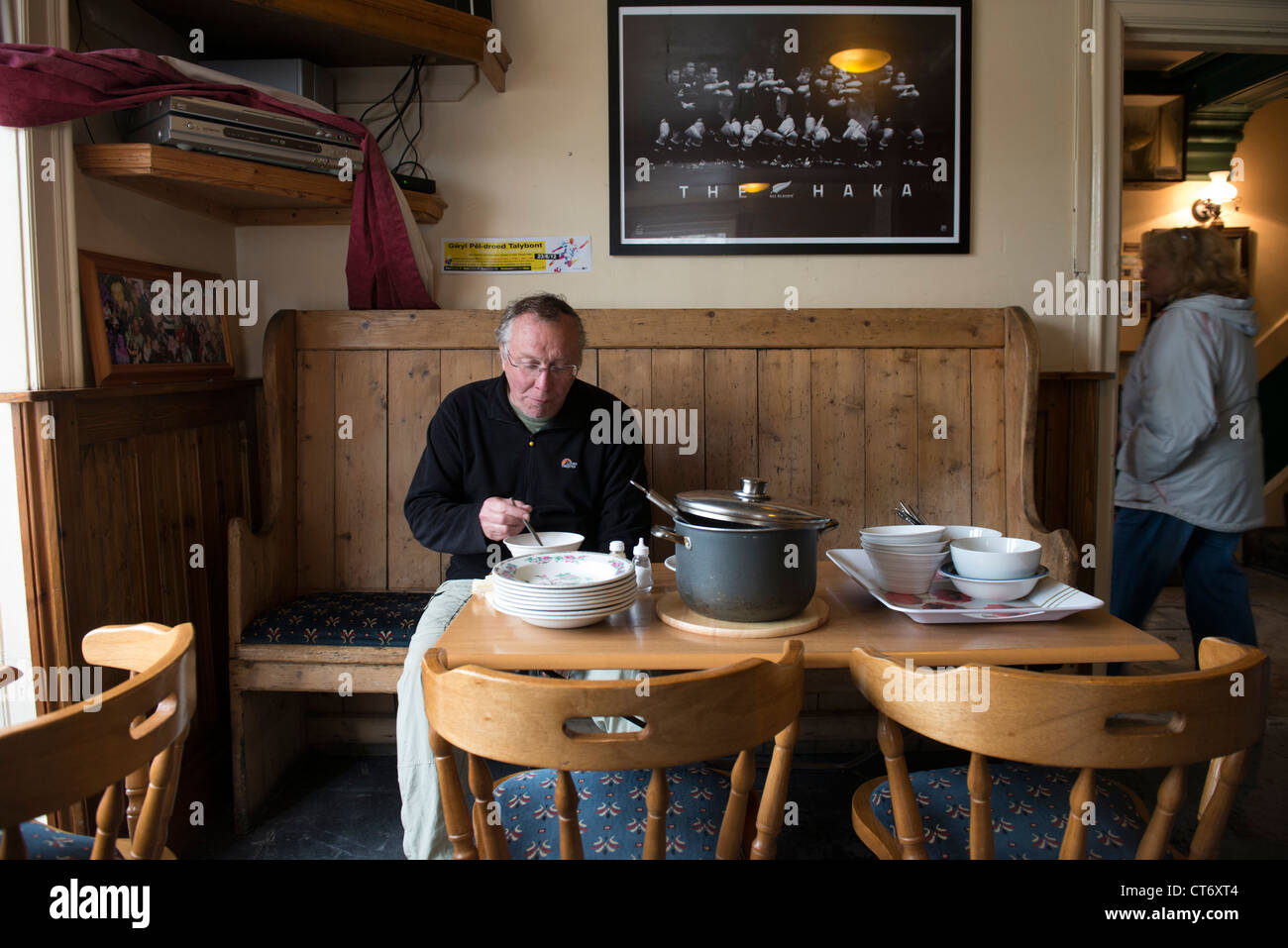 Le Lion Blanc pub Talybont Galles une base de bénévoles et de dons et de fournir de la nourriture et boisson pour les sans-abri, UK Banque D'Images