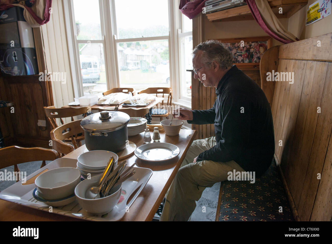 Le Lion Blanc pub Talybont Galles une base de bénévoles et de dons et de fournir de la nourriture et boisson pour les sans-abri, UK Banque D'Images