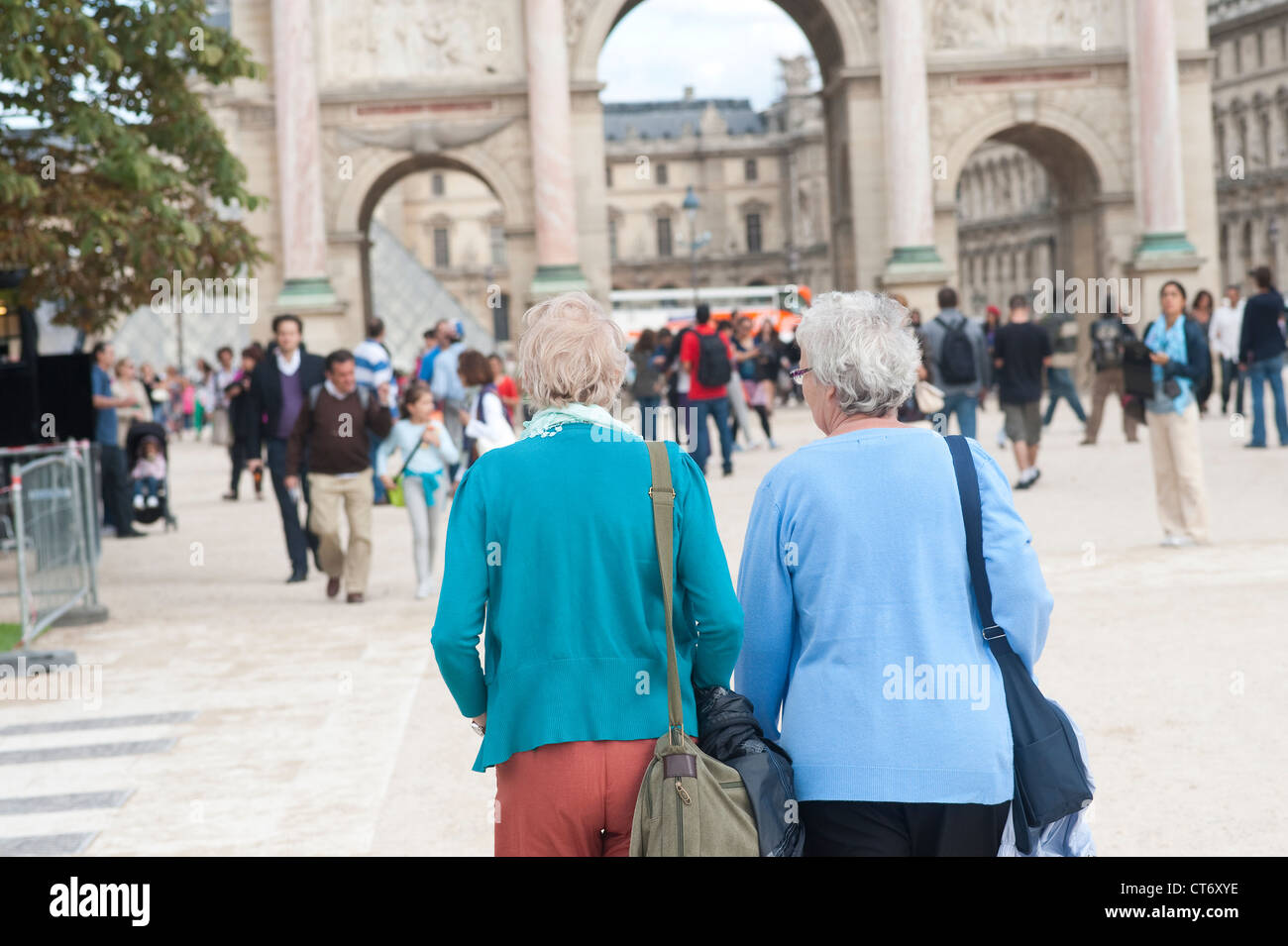 Paris, France - Un couple d'amis touristes en visite à Paris. Banque D'Images