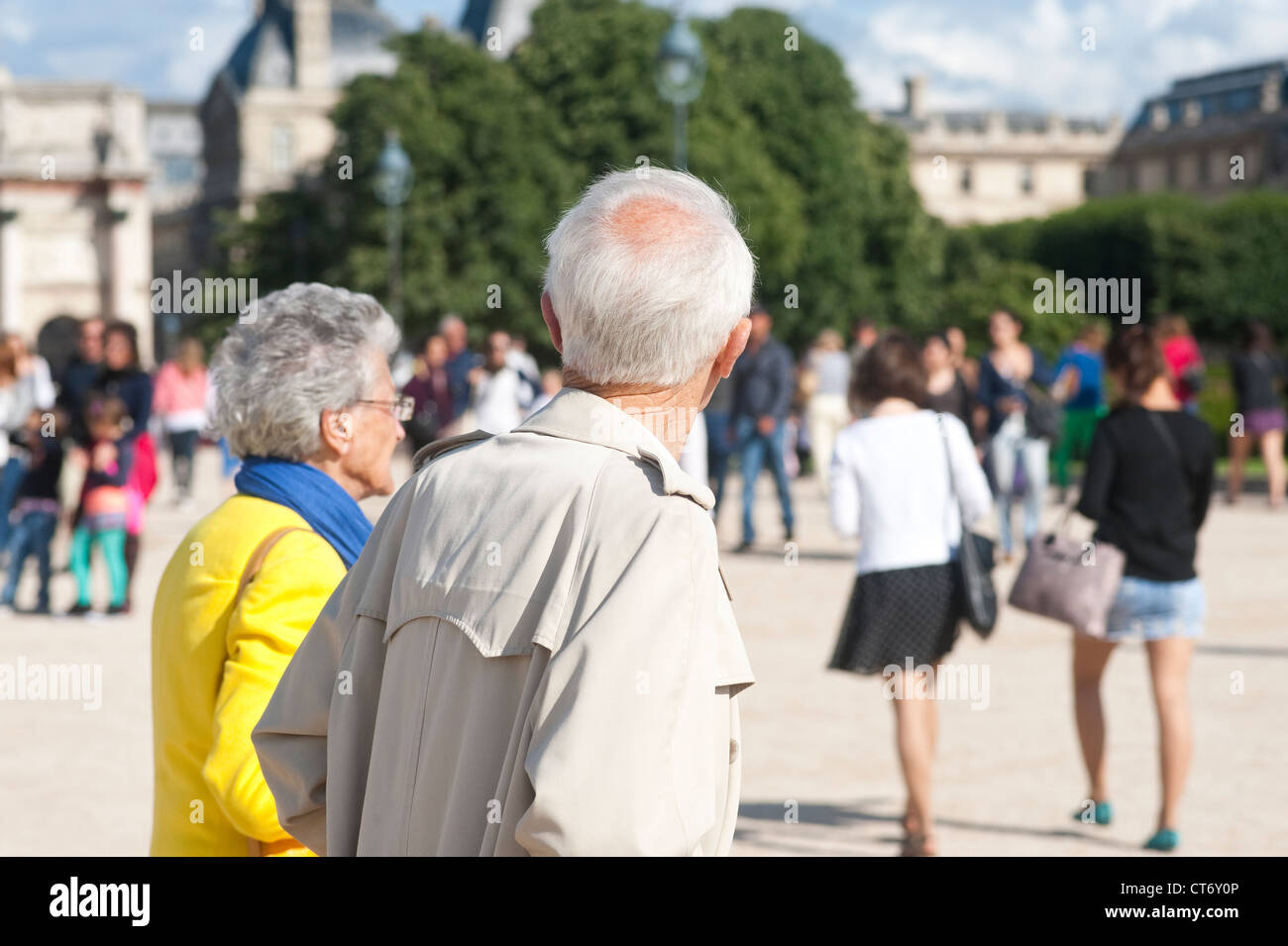 Paris, France - un adulte mature couple walking Banque D'Images