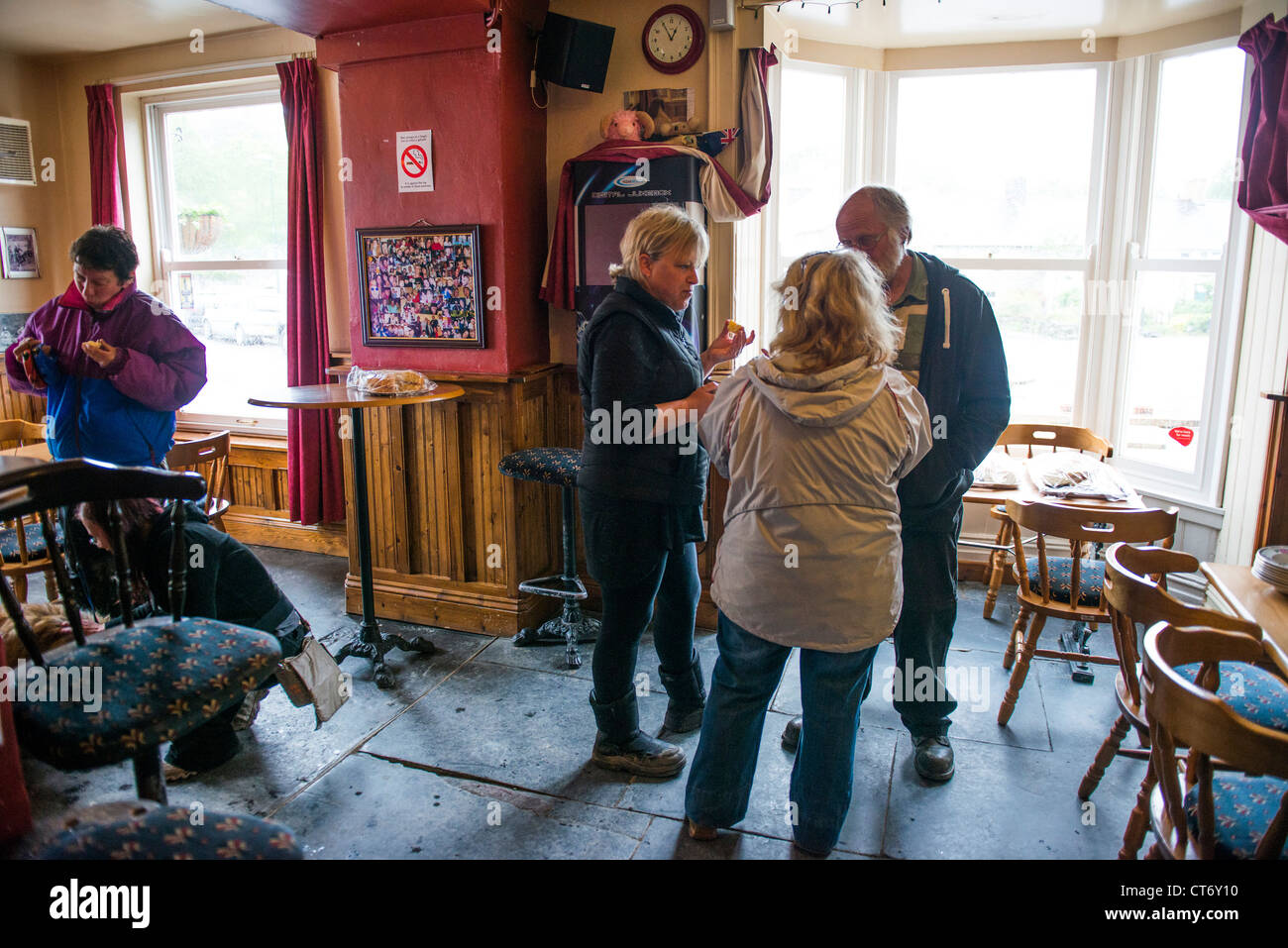 Le Lion Blanc pub Talybont Galles une base de bénévoles et de dons et de fournir de la nourriture et boisson pour les sans-abri, UK Banque D'Images