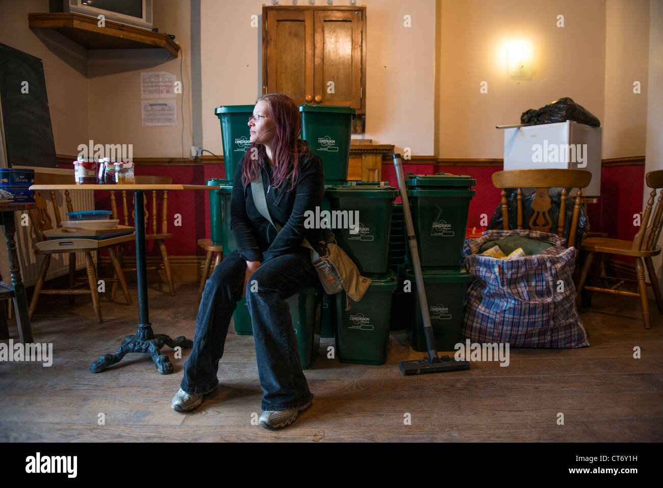 Le Lion Blanc pub Talybont Galles une base de bénévoles et de dons et de fournir de la nourriture et boisson pour les sans-abri, UK Banque D'Images