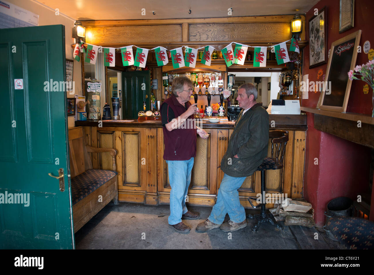 Le Lion Blanc pub Talybont Galles une base de bénévoles et de dons et de fournir de la nourriture et boisson pour les sans-abri, UK Banque D'Images