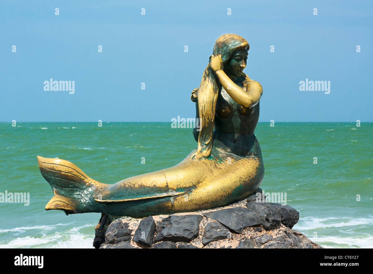 Statue de sirène d'or sur la plage de Samila, Songkhla, Thaïlande Banque D'Images