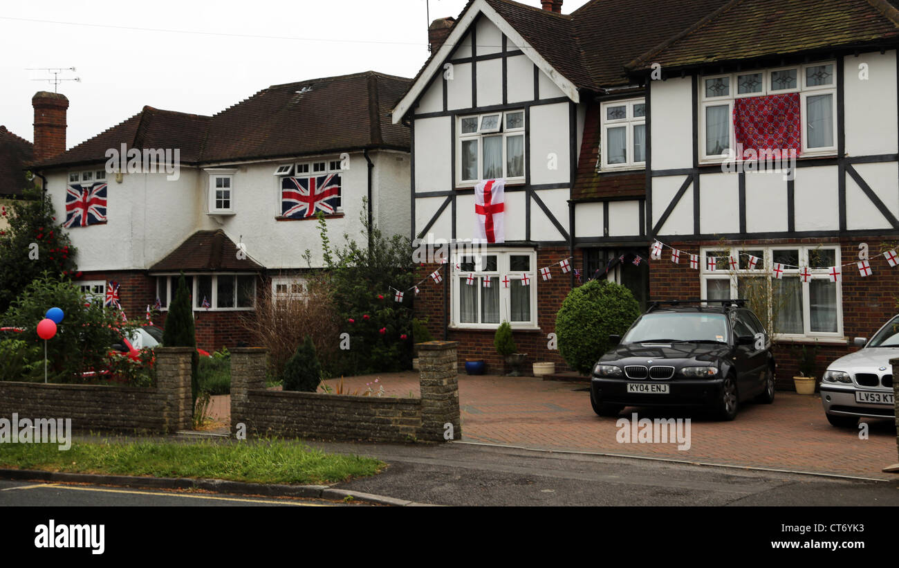 Maisons décorées de St George's flag Bunting, ballons et drapeaux Union Jack pour le Jubilé de diamant de la Reine Angleterre Surrey Banque D'Images
