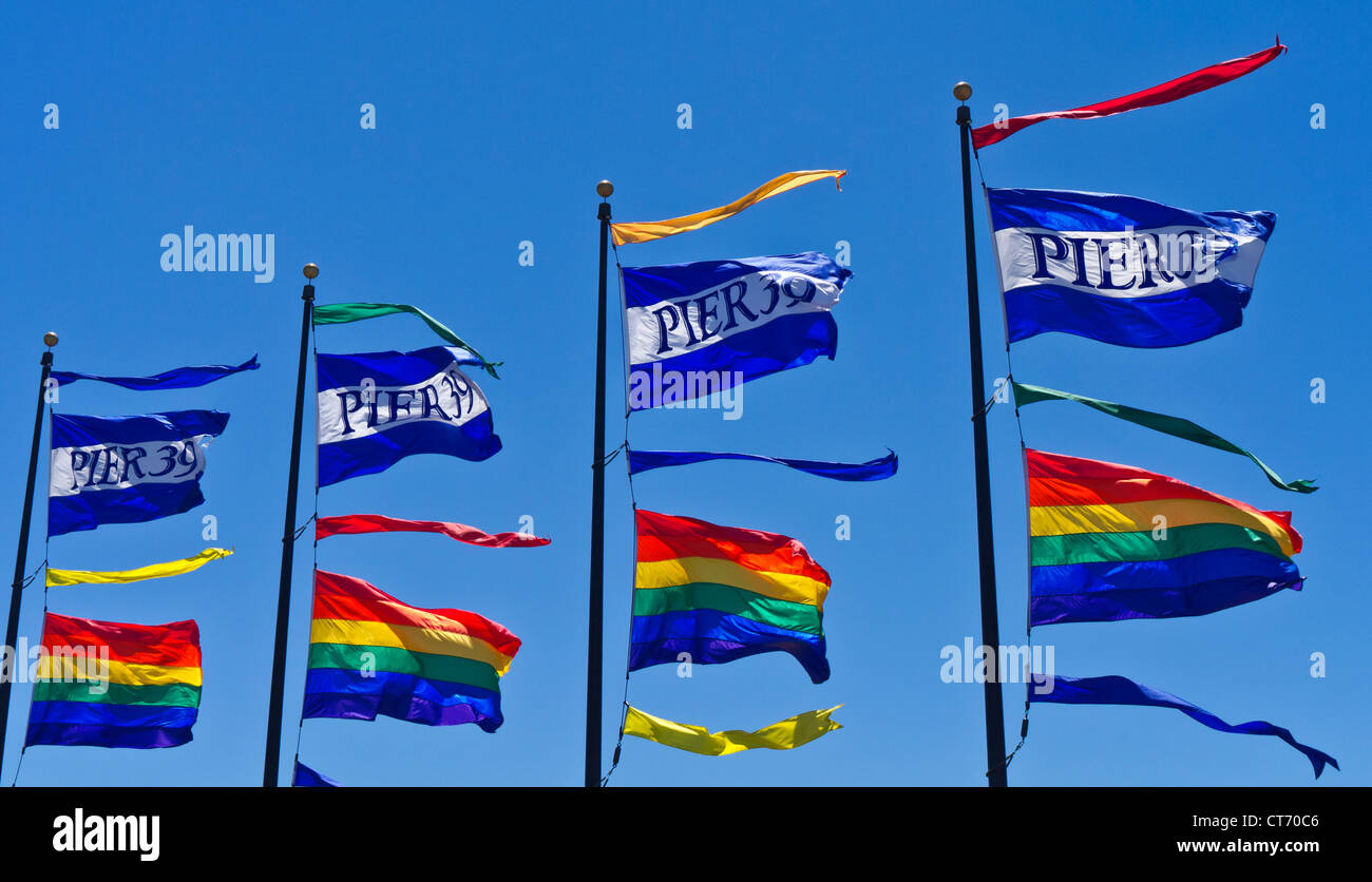 Pier 39 drapeaux flottent dans la brise à l'Embarcadero San Francisco California USA Banque D'Images