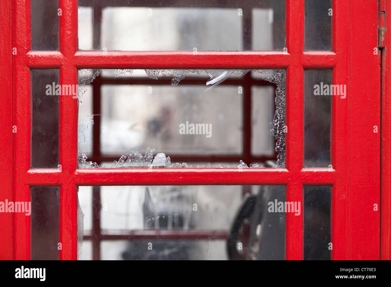 Boîte de téléphone rouge vandalisés, London, UK Banque D'Images