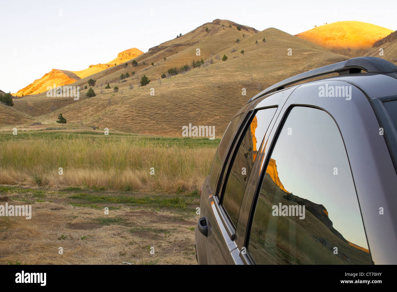 Reflet de Central High Desert Landscape sur Sports Utility Windows Vechicle Banque D'Images