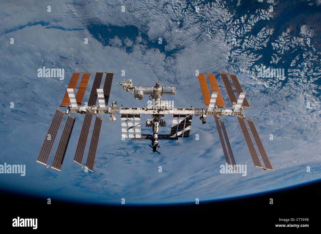 Station spatiale internationale avec la terre en arrière-plan Banque D'Images