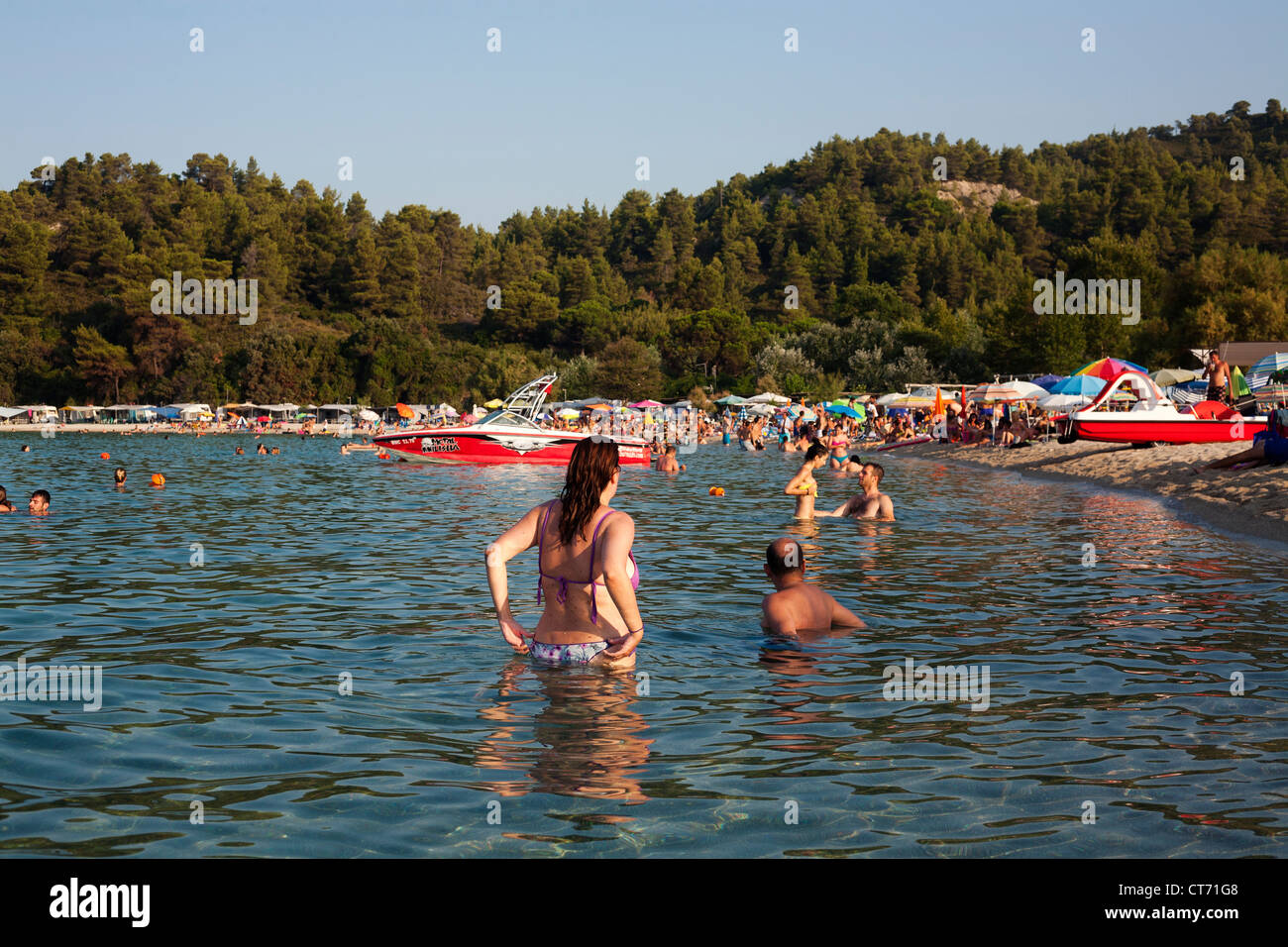 Les nageurs sur la plage en face du Camping Armenistis, Chalkidiki, Thessalonique, Grèce. Banque D'Images