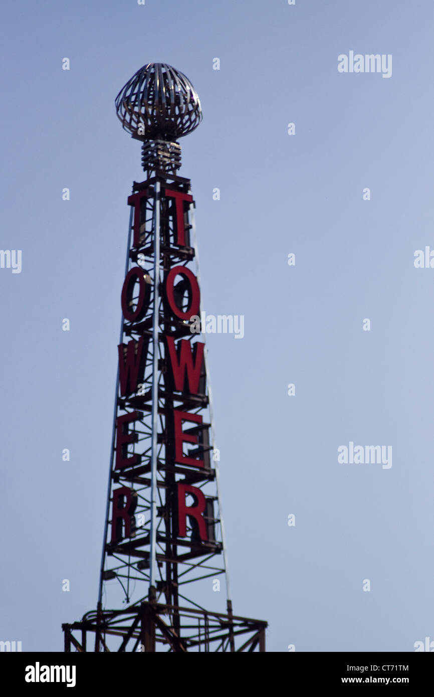 Tour Art Déco au sommet de la tour Théâtre - coin de 69th et Ludlow Street's dans la région de Darby Township, à Philadelphie. Banque D'Images