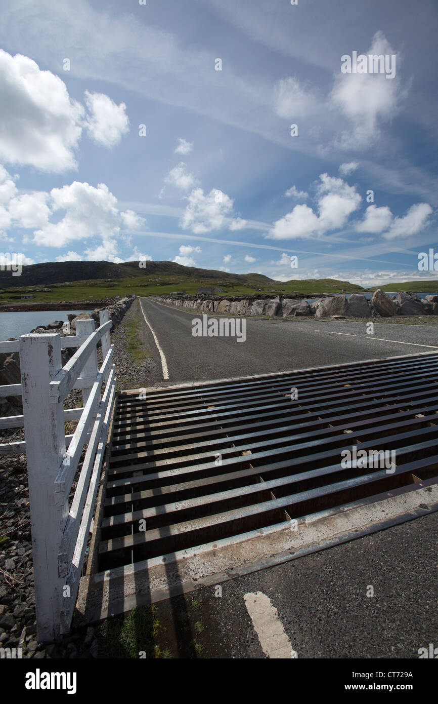 Isle of Barra Vatersay et, en Ecosse. Vue panoramique sur la chaussée jouxtant l'île de Barra Vatersay avec. Banque D'Images