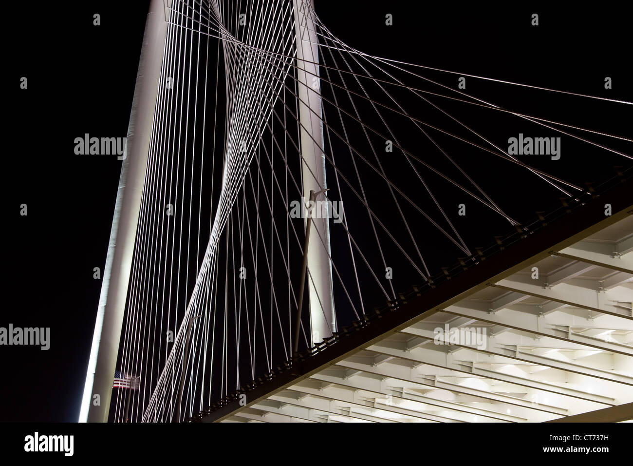 La nouvelle (2012) Margaret Hunt Hill bridge, conçu par Santiago Calatrava, à Dallas, au Texas. Banque D'Images