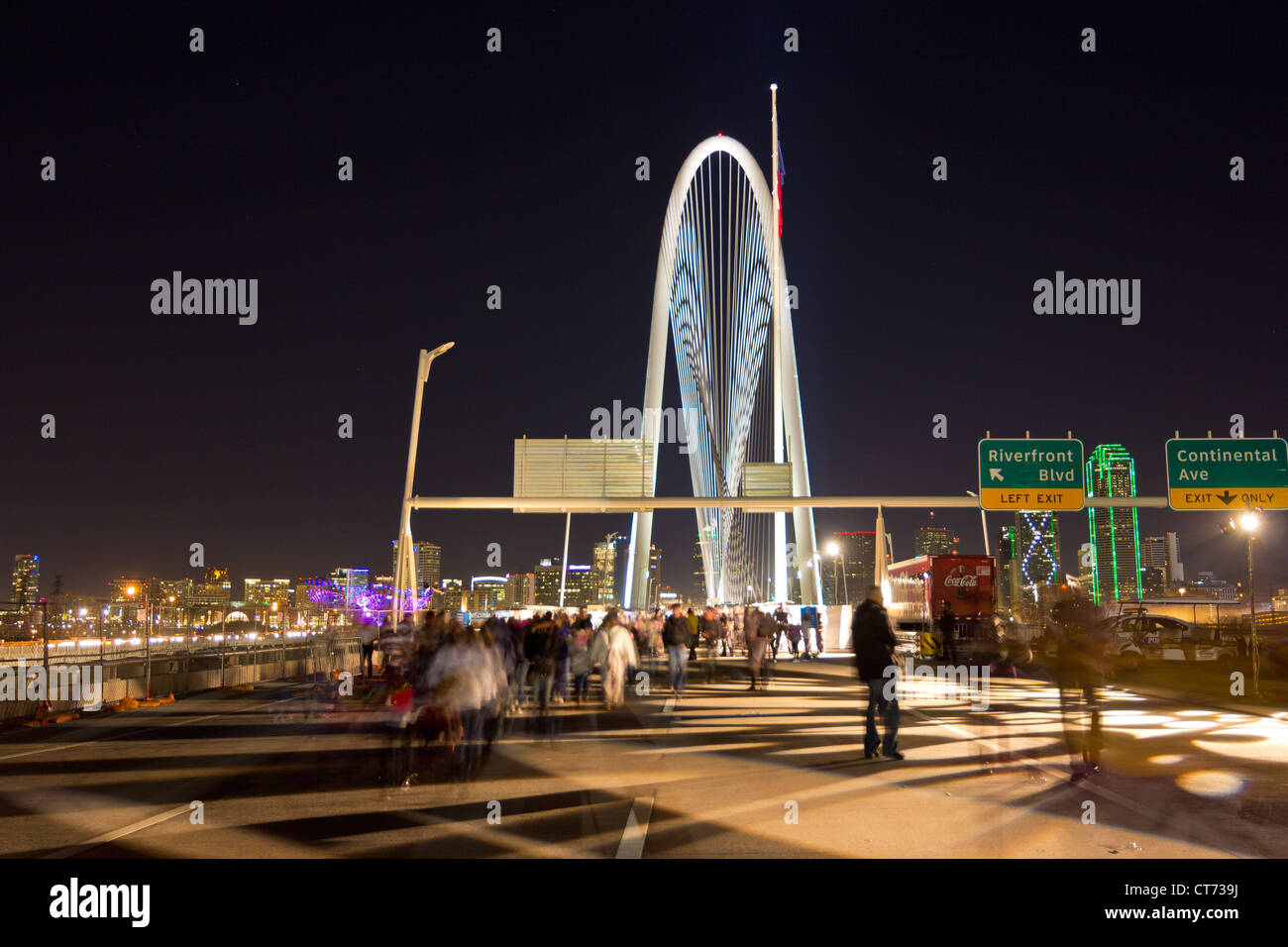 Célébration d'ouverture de la nouvelle (2012) Margaret Hunt Hill bridge, conçu par Santiago Calatrava, avec Dallas skyline nuit. Banque D'Images