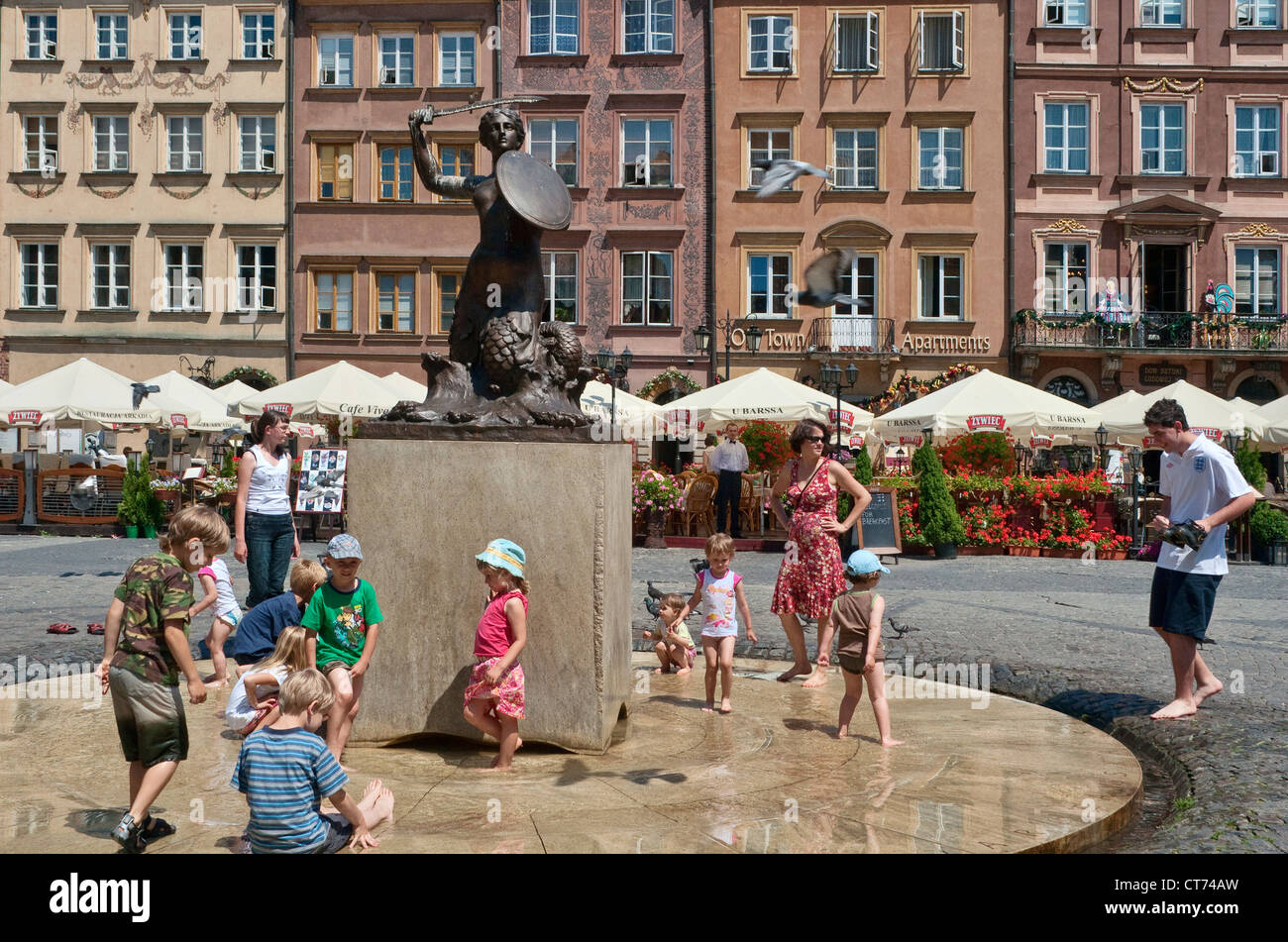 Enfants jouant au Mermaid fontaine à Place du marché de la vieille ville de Varsovie, Pologne Banque D'Images
