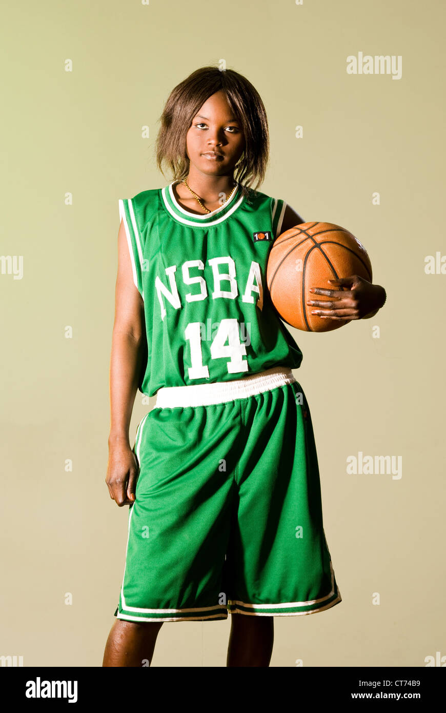 Joueur de basket-ball féminin de l'Afrique noire avec ball Banque D'Images