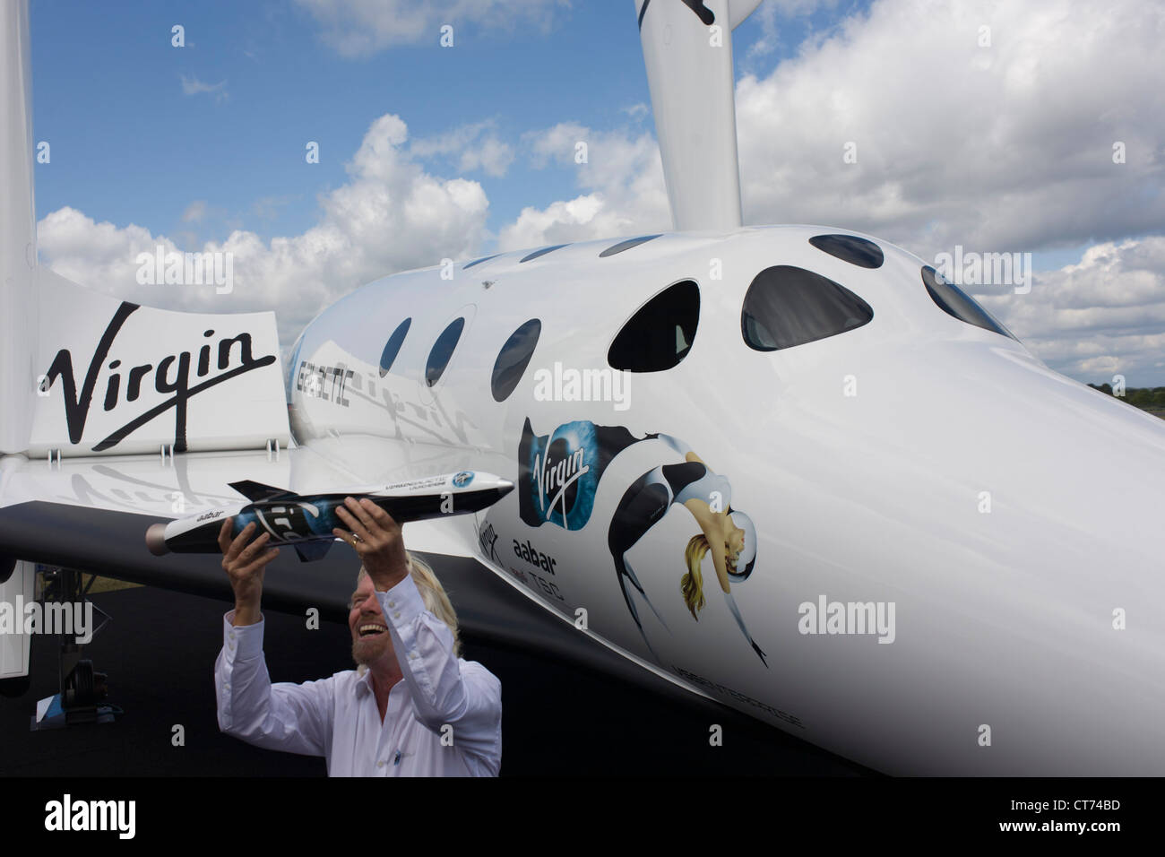 Aux côtés de son véhicule, SpaceShipTwo Richard Branson modèle détient des chaînes LauncherOne tourisme spatial Virgin Galactic après présentation à Farnborough Air Show. Banque D'Images