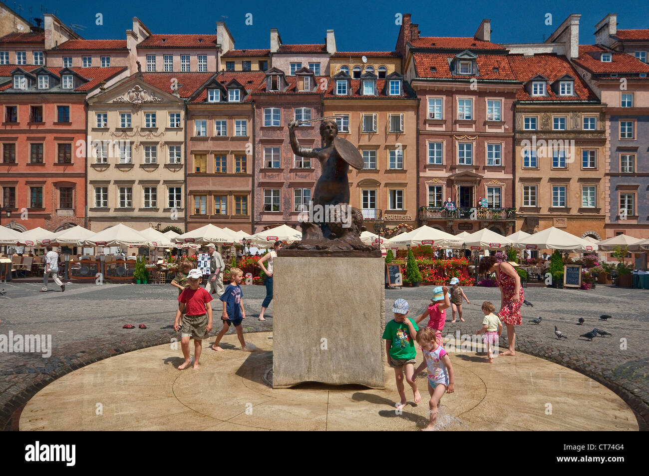 Enfants jouant au Mermaid fontaine à Place du marché de la vieille ville de Varsovie, Pologne Banque D'Images
