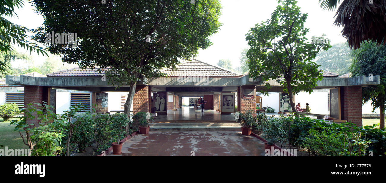 Samarak Gandhi Sangrahalaya à l'Ashram Sabarmati, Ahmedabad, Inde. Architecte : Charles Correa, 1963. L'entrée au musée. Banque D'Images