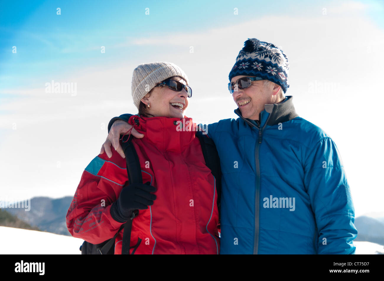 Couple portrait extérieur- senior homme et femme en hiver paysage de neige Banque D'Images