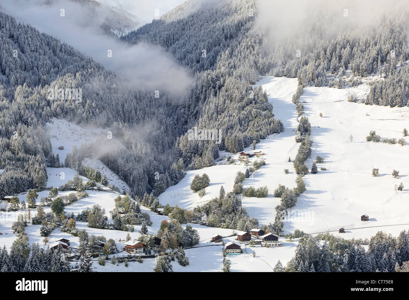 Ferme dans les Alpes avec la neige fraîchement tombée dans la vallée Banque D'Images