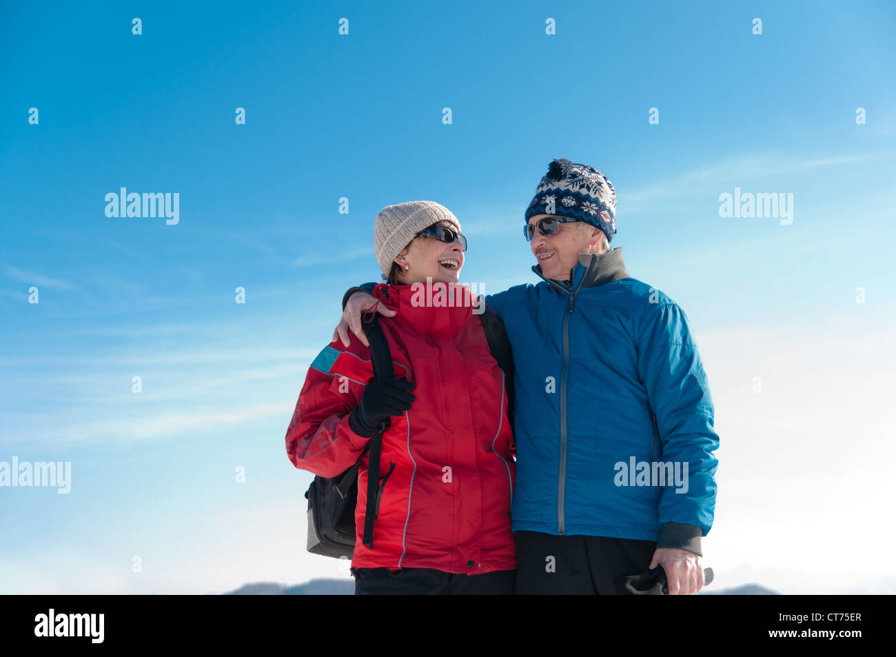 Couple portrait extérieur- senior homme et femme en hiver paysage de neige Banque D'Images