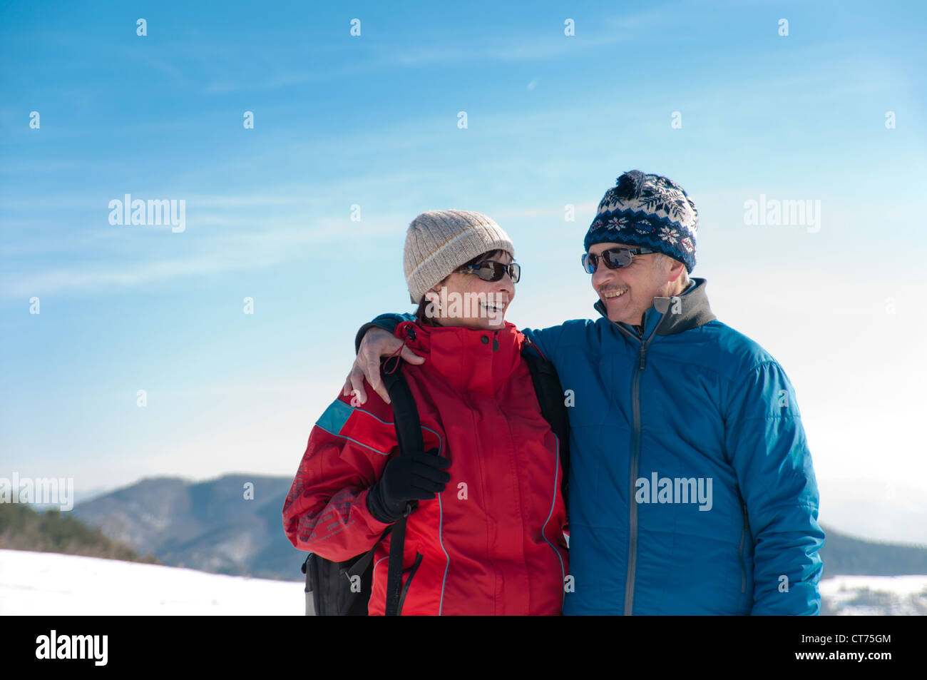 Couple portrait extérieur- senior homme et femme en hiver paysage de neige Banque D'Images