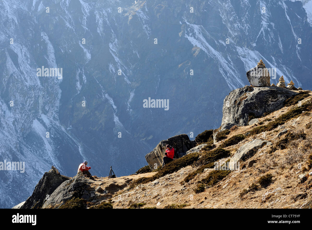 Deux randonneurs se reposant sur la montagne au Népal Banque D'Images