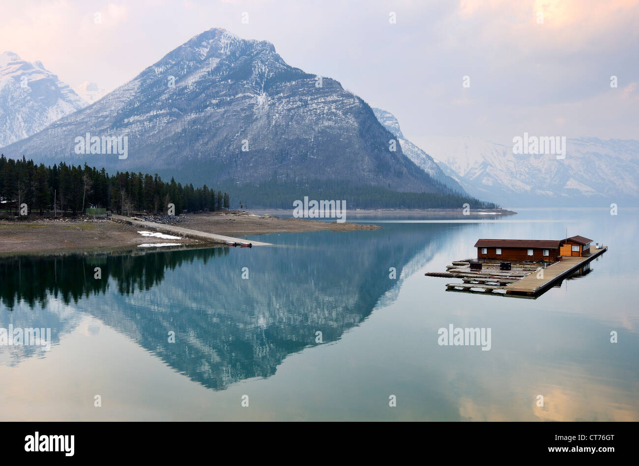 Au mouillage du lac Minnewanka Banque D'Images